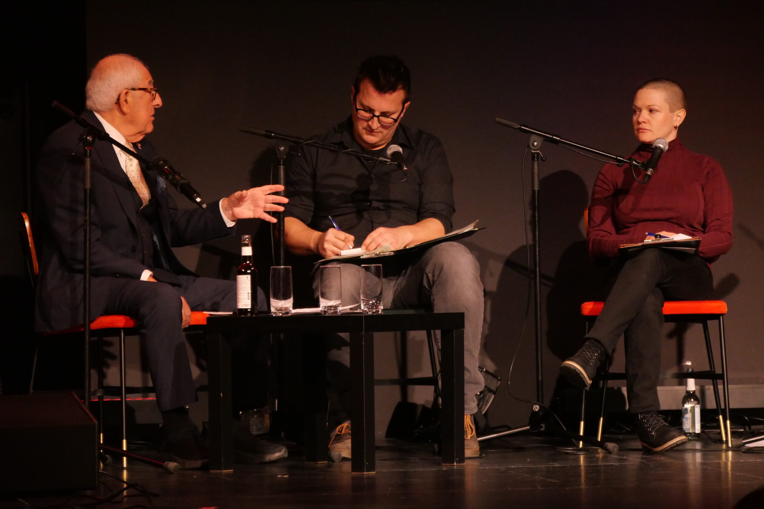 Salo Muller wird auf der Bühne mit einem Dolmetscher von einer Aktivistin des Auschwitz Komitees Interviewt